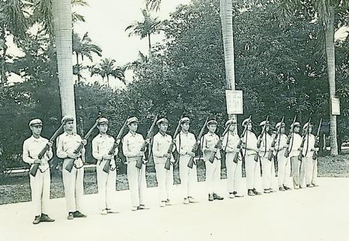 學生上軍訓課