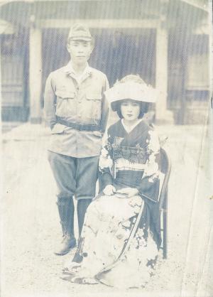 日本軍服及和服的合照