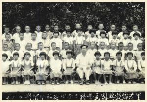 里港鄉載興國民學校師生留影