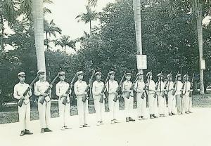 學生上軍訓課