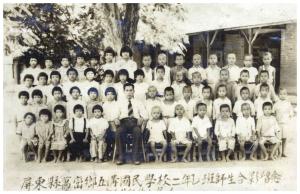 屏縣萬巒鄉五溝國民學校二年乙班師生合影